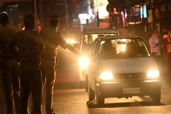 Read more about the article ഒമിക്രോൺ വ്യാപനം; ആൾക്കൂട്ട പരിപാടികൾ അനുവദിക്കില്ല; സംസ്ഥാനത്തെ രാത്രി നിയന്ത്രണം ദേവാലയങ്ങൾക്കും ബാധകം