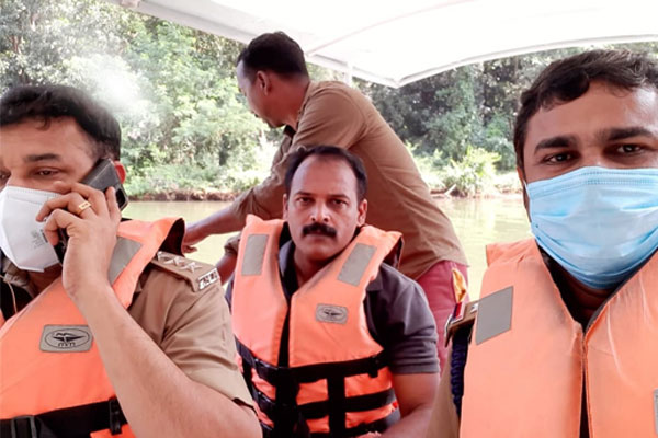 Read more about the article ചന്ദ്രഗിരി പുഴയിലെ അനധികൃത മണൽ കടത്ത്; കാസർകോട്- ബേക്കൽ ഡി. വൈ. എസ്. പിമാരുടെ നേതൃത്വത്തിൽ റെയ്ഡ്