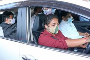 Read more about the article മന്ത്രിയുടെ സാരഥിയായി വനിതാ കോണ്‍സ്റ്റബിള്‍ തൃപ്തി മുല്ലിക്; പെണ്‍പുലിയുടെ ഡ്രൈവിങ് നൈപുണ്യം സോഷ്യൽ മീഡിയയിൽ വൈറൽ