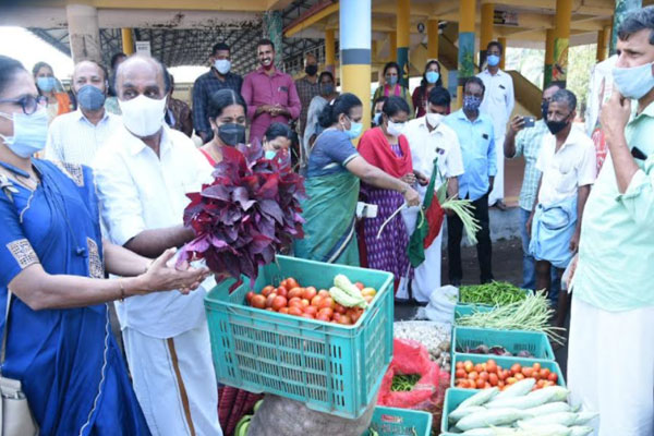 Read more about the article ഇ. ചന്ദ്രശേഖരന്‍ എം.എല്‍.എ ഫ്‌ലാഗ് ഓഫ് ചെയ്തു; കൃഷി വകുപ്പിൻ്റെ  സഞ്ചരിക്കുന്ന പഴം-പച്ചക്കറി വണ്ടി കാസർകോട് ജില്ലയിൽ ഓടി തുടങ്ങി