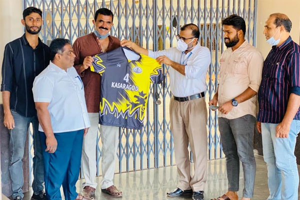 Read more about the article സംസ്ഥാന സിവിൽ സർവ്വിസ് ടൂർണമെന്റ് : കാസർകോട് ജില്ലാ വോളിബോൾ ടീമിനുള്ള ജേഴ്സി പ്രകാശനം ചെയ്തു