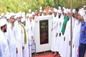Read more about the article ആലംപാടി ഉസ്താദ് സ്മാരക സൗധം ശിലാസ്ഥാപനം നടത്തി സയ്യിദ് അലി ബാഫഖി തങ്ങൾ