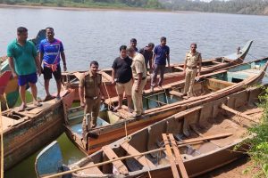 Read more about the article ചന്ദ്രഗിരി പുഴയിലെ അനധികൃത മണൽ വാരൽ; കടവുകളിൽ കാസർകോട് പോലീസിൻ്റെ  വൻ മണൽ വേട്ട