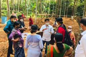 Read more about the article മുളിയാറിലെ എൻ.ആർ.ഇ.ജി തൊഴിൽ ഇടങ്ങൾ സന്ദർശിച്ച് ജില്ലാ കലക്ടർ ; തൊഴിലാളികളുടെ പ്രശ്നങ്ങൾ  നേരിട്ട് ചോദിച്ചറിഞ്ഞു