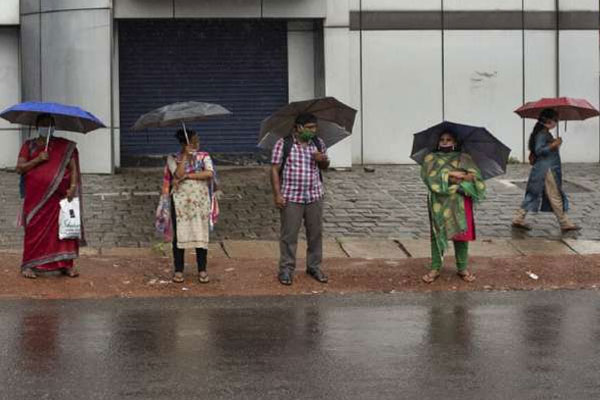 Read more about the article എല്ലാ തരത്തിലുള്ള സാമൂഹിക ,രാഷ്ട്രീയ, സാംസ്ക്കാരിക, മത സാമൂദായിക പൊതു പരിപാടികളിലും വിവാഹ മരണാനന്തര ചടങ്ങുകളിലും പങ്കെടുക്കാവുന്ന ആളുകളുടെ എണ്ണം പരമാവധി അൻപത്;  കാസർകോട് ജില്ലയിൽ കോവിഡ് നിയന്ത്രണങ്ങൾ അറിയാം