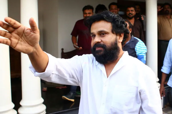 Read more about the article അന്വേഷണ ഉദ്യോഗസ്ഥരെ അപായപ്പെടുത്താൻ ശ്രമിച്ച കേസിൽ ദിലീപിനെ ക്രൈംബ്രാഞ്ചിന് ചോദ്യം ചെയ്യാം;  അറസ്റ്റ് പാടില്ല; ഇടക്കാല ഉത്തരവുമായി ഹൈക്കോടതി