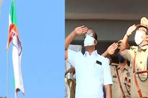 Read more about the article കാസർകോട് മന്ത്രി പങ്കെടുത്ത ചടങ്ങിൽ ദേശീയ പതാക തലകീഴായി ഉയര്‍ത്തിയ സംഭവം; 2 പോലീസുകാര്‍ക്കെതിരെ നടപടി