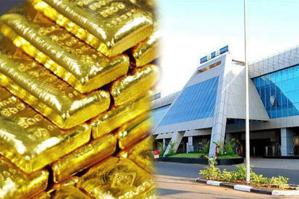 Read more about the article കരിപ്പൂര്‍ വിമാനത്താവളത്തില്‍ വന്‍ സ്വര്‍ണവേട്ട; വഴിയിൽ സ്വര്‍ണം തട്ടാന്‍ മറ്റൊരുസംഘവും; കസ്റ്റംസിനെ വെട്ടിച്ചു കടത്തിയ ഒരു കിലോ സ്വര്‍ണ മിശ്രിതം പോലീസ് പിടികൂടി