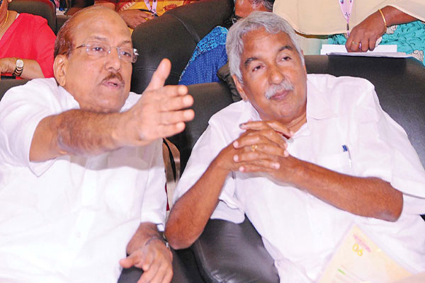 Read more about the article ജനാധിപത്യത്തില്‍ ചിന്തിക്കാന്‍ കഴിയാത്ത തീരുമാനമാണ് ലോകായുക്ത ഓര്‍ഡിനന്‍സെന്ന് മുസ്‍ലിം ലീഗ്; തിരിച്ചടി ഭയന്നാണ് സര്‍ക്കാര്‍ ലോകായുക്തയുടെ ചിറകരിയുന്നതെന്ന് ഉമ്മൻ ചാണ്ടി