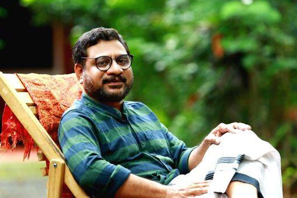 Read more about the article കെ റെയിലിനെ വിമർശിച്ചു കവിതയെഴുതിയ റഫീഖ് അഹമ്മദിനെതിരെ സൈബര്‍ ആക്രമണം; തറയുള്ള മുനയുള്ള ചോദ്യങ്ങളെ തെറിയാല്‍ തടുക്കുവാന്‍ കഴിയില്ലെന്ന് റഫീഖ് അഹമ്മദ്