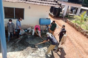 Read more about the article നീലേശ്വരം താലൂക്ക് ആശുപത്രി ജീവനക്കാരുടെ ശ്രമദാനം;  പുതിയ ഐ. പി കെട്ടിടത്തിലേക്കുള്ള വഴി കോ ൺക്രീറ്റ് ചെയ്തു