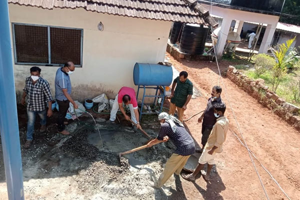 Read more about the article നീലേശ്വരം താലൂക്ക് ആശുപത്രി ജീവനക്കാരുടെ ശ്രമദാനം;  പുതിയ ഐ. പി കെട്ടിടത്തിലേക്കുള്ള വഴി കോ ൺക്രീറ്റ് ചെയ്തു