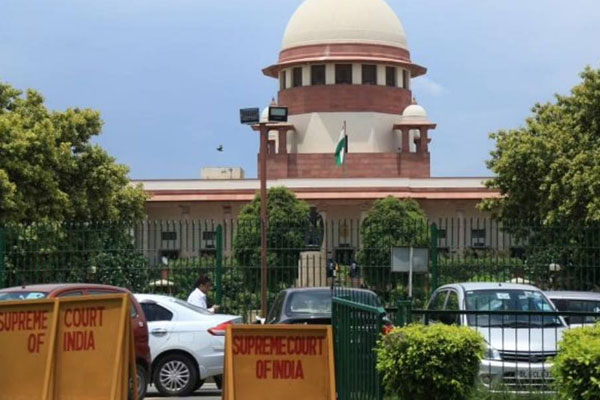 You are currently viewing കാരണം വ്യക്തമല്ല; സുപ്രീം കോടതിക്ക് മുന്നിൽ യുവാവ് തീകൊളുത്തി ആത്മഹത്യക്ക് ശ്രമിച്ചു