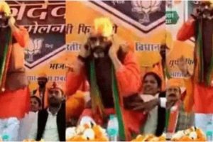 Read more about the article നാടിന് വേണ്ടി കാര്യമായൊന്നും ചെയ്തില്ല; അഞ്ച് വര്‍ഷത്തെ തെറ്റുകള്‍ക്ക് മാപ്പ് തരണം; തെരഞ്ഞെടുപ്പ്  പ്രചരണവേദിയില്‍ ഏത്തമിട്ട് ബി.ജെ.പി എം.എല്‍.എ