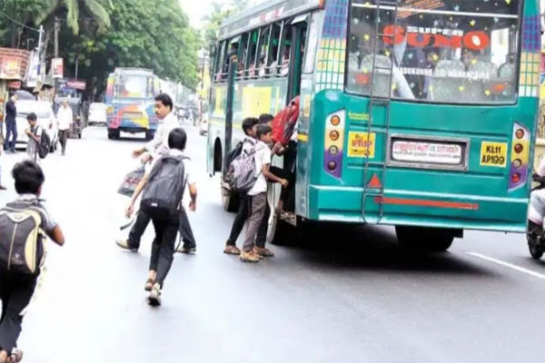 Read more about the article ബസ് വിടുന്നതിന് തൊട്ട് മുമ്പ് മാത്രം കയറാൻ അനുവാദം; സീറ്റ് ഒഴിവാണെങ്കിലും ഇരിക്കാൻ അനുവാദമില്ല, വിദ്യാർത്ഥികൾക്ക് സ്വകാര്യ ബസുകളിൽ ദുരിതയാത്ര