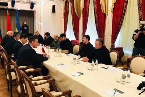 Read more about the article ഉക്രൈനും റഷ്യയും തമ്മിലുള്ള ചർച്ചകൾ ബെലാറസ് അതിർത്തിയിൽ ആരംഭിച്ചു; റഷ്യൻ സേനയെ പിൻവലിക്കൽ പ്രധാന ആവശ്യം