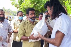 Read more about the article ഓട്ടോ തൊഴിലാളികള്‍ക്ക് കൈത്താങ്ങായി ബോചെ ഫാന്‍സിൻ്റെ സൗജന്യ ഭക്ഷ്യകിറ്റ്