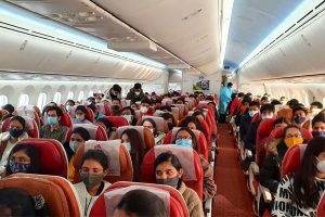 Read more about the article ഉക്രൈനിൽ  നിന്നുള്ള 219 യാത്രക്കാരെയും വഹിച്ചുള്ള ആദ്യ എയര്‍ ഇന്ത്യ വിമാനം റുമാനിയയില്‍ നിന്ന് പുറപ്പെട്ടു; 19 പേര്‍ മലയാളികള്‍