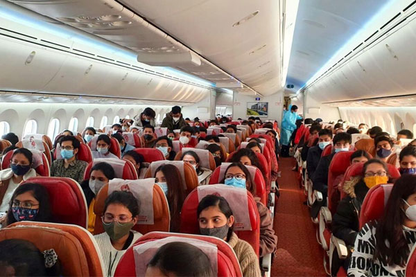 Read more about the article ഉക്രൈനിൽ  നിന്നുള്ള 219 യാത്രക്കാരെയും വഹിച്ചുള്ള ആദ്യ എയര്‍ ഇന്ത്യ വിമാനം റുമാനിയയില്‍ നിന്ന് പുറപ്പെട്ടു; 19 പേര്‍ മലയാളികള്‍