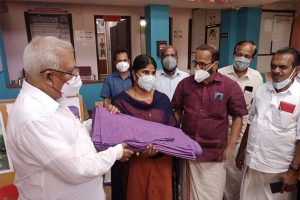 Read more about the article കൈത്തറിക്ക് കൈത്താങ്ങ്; ബേഡഡുക്ക പഞ്ചായത്ത് ഓഫീസിൽ മുഴുവൻ പേർക്കും ഖാദി വസ്ത്രം