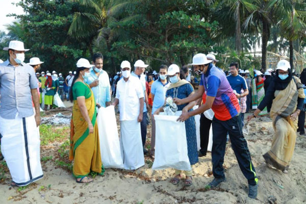 Read more about the article തീരത്തെ മാലിന്യമുക്തമാക്കി കാഞ്ഞങ്ങാടിൻ്റെ  കൂട്ടായ്മ;  ഇ. ചന്ദ്രശേഖരൻ എം.എൽ.എ ഉദ്ഘാടനം ചെയ്തു