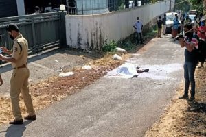 Read more about the article വിവാഹവീട്ടിലെ തർക്കം; കണ്ണൂരില്‍ ബോംബേറ്; ഒരാള്‍ മരിച്ചു;  മൂന്ന് പേര്‍ക്ക് പരിക്കേറ്റു