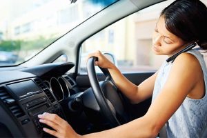 Read more about the article കാറോടിക്കുമ്പോള്‍ ഇനിമുതൽ മൊബൈലില്‍ സംസാരിക്കാം; നിയന്ത്രണങ്ങളോടെ നിയമവിധേയമാകുമെന്ന് കേന്ദ്രമന്ത്രി