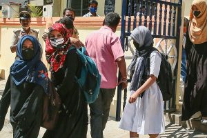 Read more about the article ഹിജാബ്   ധരിച്ചെത്തിയ വിദ്യാര്‍ത്ഥിനികളെ കർണാടകയിലെ രണ്ട് ഇടങ്ങളില്‍ പരീക്ഷ എഴുതിച്ചില്ല; ശിവമൊഗ്ഗയില്‍ 13 വിദ്യാര്‍ത്ഥിനികള്‍ പരീക്ഷ ബഹിഷ്കരിച്ചു