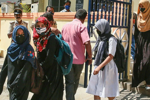 Read more about the article ഹിജാബ്   ധരിച്ചെത്തിയ വിദ്യാര്‍ത്ഥിനികളെ കർണാടകയിലെ രണ്ട് ഇടങ്ങളില്‍ പരീക്ഷ എഴുതിച്ചില്ല; ശിവമൊഗ്ഗയില്‍ 13 വിദ്യാര്‍ത്ഥിനികള്‍ പരീക്ഷ ബഹിഷ്കരിച്ചു