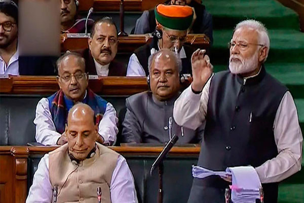 You are currently viewing എന്തിനാണ് ഇന്ത്യയുടെ വികസന പദ്ധതികളെ എതിർക്കുന്നത്; ഇത്രയും തവണ തോറ്റിട്ടും അഹങ്കാരത്തിന് ഒരു കുറവുമില്ല; കോൺഗ്രസിനെതിരെ ലോക് സഭയിൽ  പ്രധാനമന്ത്രി