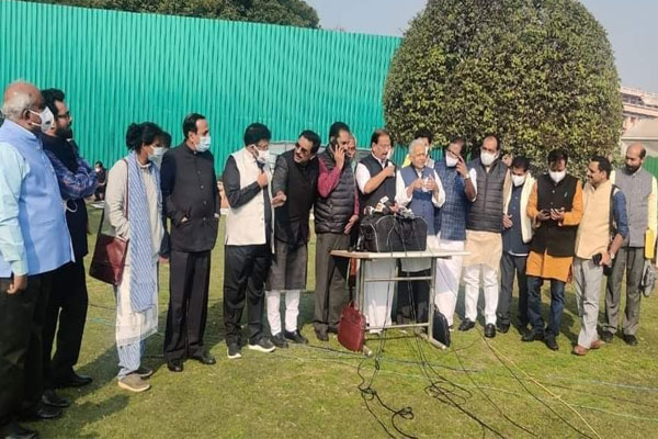 Read more about the article മീഡിയവണ്‍ വിലക്ക് നീക്കണം; കേരളത്തിലെ എം.പിമാരുടെ സംഘം കേന്ദ്ര വാര്‍ത്ത വിതരണപ്രക്ഷേപണ വകുപ്പ് മന്ത്രിയെ കണ്ടു