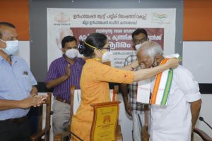 Read more about the article പോരാട്ട വഴികളിലെ സമരനായകര്‍ക്ക് ആദരം;  സ്വാതന്ത്ര്യ സമര സേനാനികളായ കെ. വി നാരായണനെയും കെ.എം.കെ നമ്പ്യാരെയും ആദരിച്ചു