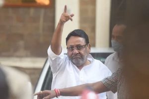 Read more about the article ബി.ജെ.പി നേതാക്കളുമായി വാക്പോരില്‍ ഏര്‍പ്പെട്ടിരുന്ന മഹാരാഷ്ട്ര മന്ത്രിയും എന്‍.സി.പി നേതാവുമായ നവാബ് മാലിക്ക് അറസ്റ്റില്‍; കള്ളപ്പണ ഇടപാട് കേസിലാണ് അറസ്റ്റെന്ന് ഇ.ഡി