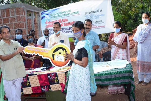 Read more about the article നീലേശ്വരം ബ്ലോക്ക് പഞ്ചായത്ത് പി.എം.എ.വൈ (ജി) പദ്ധതി;  വീടുകളുടെ താക്കോല്‍ദാനവും ആദ്യ ഗഡു വിതരണവും നടത്തി