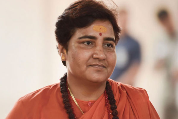 You are currently viewing വീടുകളിൽ സുരക്ഷിതരല്ലെങ്കിൽ അവർ അവിടെ ഹിജാബ് ധരിക്കട്ടെ, കോളേജുകളിലും സ്കൂളുകളിലും വേണ്ട; വിവാദ പ്രസ്താവനയുമായി പ്രഗ്ജ്ഞാ സിംഗ് ഠാക്കൂർ