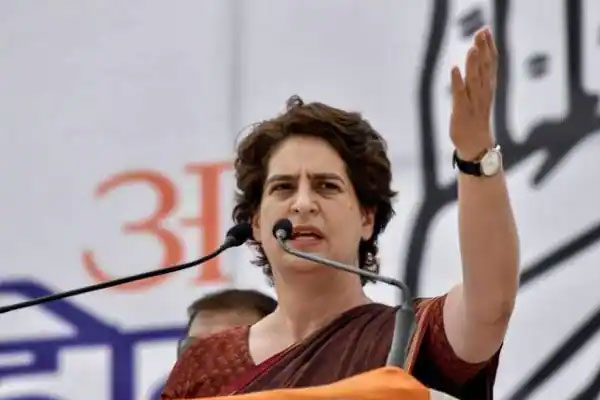 Read more about the article രാജ്യത്തെ ഇപ്പോഴത്തെ സാഹചര്യത്തിന് ഉത്തരവാദികള്‍ കണ്ണടച്ച് വോട്ട് ചെയ്ത പൊതുജനം; സമ്മതിദാനാവകാശം എന്നത് വലിയ കടമ: പ്രിയങ്ക ഗാന്ധി