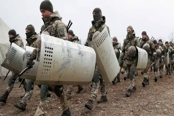 Read more about the article ഉക്രെയിനിൽ നിന്നും സേനാ പിന്മാറ്റം: റഷ്യയുടെ ഉദ്ദേശ ശുദ്ധിയില്‍ സംശയിച്ച് അന്താരാഷ്ട്ര വിദഗ്ദ്ധര്‍; വിദ്യാർത്ഥികൾ ഉള്‍പ്പെടെയുള്ള ഇന്ത്യക്കാര്‍ ഉക്രൈന്‍ വിടണമെന്ന് ഇന്ത്യന്‍ എംബസി