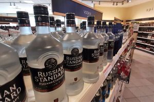 Read more about the article അമേരിക്കയിലെ മദ്യശാലകളിൽ റഷ്യൻ വോഡ്ക വിൽപ്പന നിർത്തി; കൂടുതൽ ഉക്രേനിയൻ വോഡ്ക വിൽക്കാൻ തീരുമാനം; ഉപരോധം മദ്യവിതരണത്തിലേക്കും