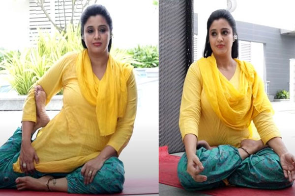 Read more about the article സൂര്യ നമസ്കാരം, ചക്രാസനം, ശീർഷാസനം, ട്രീ പോസ്; സംയുക്താ വർമ്മയുടെ വിത്യസ്ത  യോഗാ വീഡിയോകൾ  സോഷ്യൽ മീഡിയയിൽ വൈറൽ