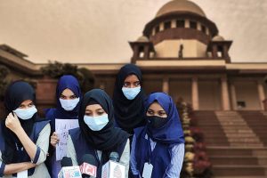 Read more about the article കർണാടകയിലെ ഹിജാബ് വിവാദം: ഉചിതമായ സമയത്ത് ഇടപെടാം; ഹർജി അടിയന്തരമായി പരിഗണിക്കില്ലെന്ന് സുപ്രിംകോടതി