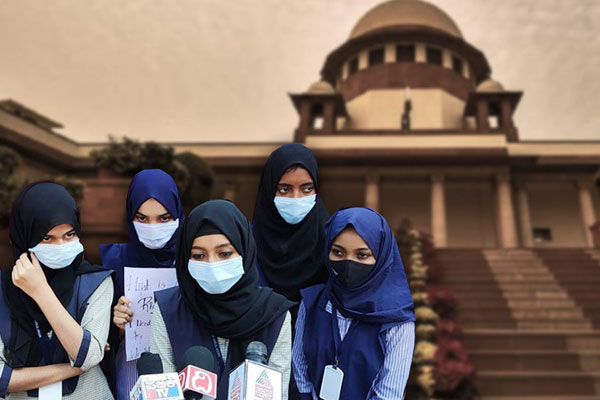 You are currently viewing കർണാടകയിലെ ഹിജാബ് വിവാദം: ഉചിതമായ സമയത്ത് ഇടപെടാം; ഹർജി അടിയന്തരമായി പരിഗണിക്കില്ലെന്ന് സുപ്രിംകോടതി