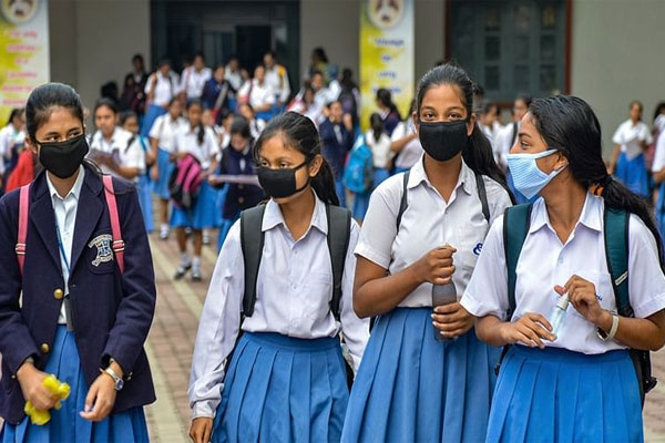 You are currently viewing സാമൂഹിക അകലം എന്നതിന് പകരം ശാരീരിക അകലം; കൊവിഡ് സുരക്ഷാ മാനദണ്ഡങ്ങൾ പുതുക്കികേന്ദ്ര വിദ്യാഭ്യാസ മന്ത്രാലയം