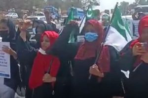 Read more about the article കര്‍ണാടകയിലെ ഹിജാബ് വിവാദം;  എം.എസ്.എഫിൻ്റെ നേതൃത്വത്തില്‍ തലപ്പാടിയില്‍ വിദ്യാര്‍ത്ഥിനികളുടെ കൂട്ടായ്മ