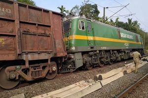 Read more about the article തൃശൂരിൽ ട്രെയിന്‍ പാളം തെറ്റിയതിനെത്തുടര്‍ന്ന് തടസ്സപ്പെട്ട തീവണ്ടി ഗതാഗതം പൂര്‍ണമായും പുനസ്ഥാപിച്ചു;  ട്രെയിനുകള്‍ കടത്തിവിടുന്നത് വേഗം കുറച്ച്