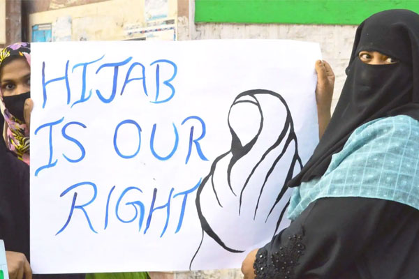 Read more about the article ഹിജാബ് വിവാദം; തിങ്കൾ മുതല്‍ ഈ മാസം 19വരെ ഉടുപ്പിയില്‍ നിരോധനാജ്ഞ; പ്രതിഷേധ പ്രകടനങ്ങള്‍, മുദ്രാവാക്യം വിളികള്‍, പ്രസംഗങ്ങള്‍ എന്നിവ നിരോധിച്ചു