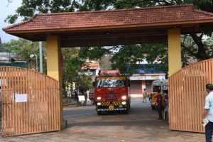 Read more about the article ഹോണുകള്‍ മുഴക്കി വരുന്ന ഫയര്‍ എഞ്ചിനുകള്‍;  പുറകെ ആംബുലന്‍സുകളും പോലീസ് ജീപ്പുകളും; രക്ഷാപ്രവര്‍ത്തനത്തിൻ്റെ  സാധ്യതകള്‍ അവതരിപ്പിച്ച് കാഞ്ഞങ്ങാട് മിനി സിവില്‍ സ്റ്റേഷനില്‍ മോക്ഡ്രില്‍