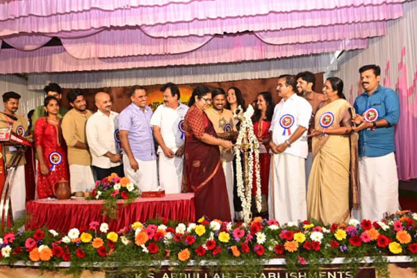 Read more about the article കാസർകോട് ഗവൺമെൻ്റ് കോളേജിന് ശാസ്ത്രാന്വേഷണത്തിനായി 1.8 കോടി; കണ്ണൂർ സർവ്വകലാശാല കലോത്സവ ഉദ്ഘാടനവേദിയിൽ  മന്ത്രി ആർ.ബിന്ദു