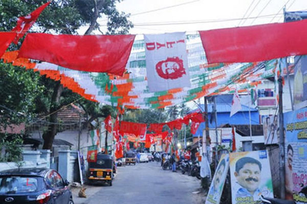 You are currently viewing റോഡുകളിൽ ഗതാഗത തടസമുണ്ടാക്കാതെ കൊടി തോരണങ്ങള്‍ കെട്ടാമെന്ന് സര്‍വ്വകക്ഷി യോഗം; തീരുമാനം ഹൈക്കോടതിയെ അറിയിക്കും