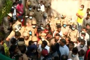 Read more about the article കെ റെയിൽ: ഉദ്യോഗസ്ഥർ സ്ഥാപിച്ച കല്ലുകൾ നാട്ടുകാർ പിഴുതുമാറ്റി; കല്ലായിയിലും ചോറ്റാനിക്കരയിലും സംഘർഷം; കല്ലിടൽ ശ്രമം രണ്ടാമതും നിർത്തിവച്ചു