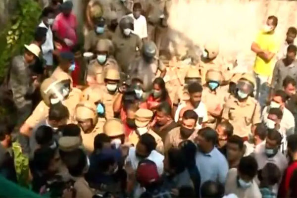 You are currently viewing കെ റെയിൽ: ഉദ്യോഗസ്ഥർ സ്ഥാപിച്ച കല്ലുകൾ നാട്ടുകാർ പിഴുതുമാറ്റി; കല്ലായിയിലും ചോറ്റാനിക്കരയിലും സംഘർഷം; കല്ലിടൽ ശ്രമം രണ്ടാമതും നിർത്തിവച്ചു